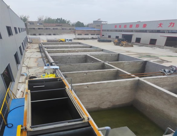 某藥材加工廠定制污水處理設備安裝現(xiàn)場
